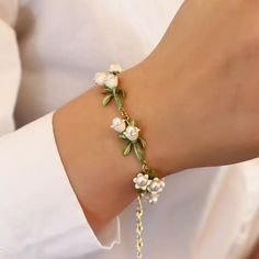 قلادات متدلية, Orchid Jewelry, Lily Flowers, Pearl Necklace Wedding, Floral Bracelet, Professional Jewelry, Bridal Bracelet, Cute Bracelets, Flower Bracelet