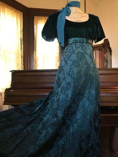 Vintage Romantic 90's Hunter Green Velvet and Floral Imprinted Evening Gown Prom Dress.  Jane Austen, Bridgerton Reenactment Costume. Matching neck bow tie included. Floral Costume, Whimsy Goth, Neck Bow, Gown Prom, Pretty Clothes, Jane Austen, Green Velvet, Hunter Green, Dress Clothes For Women