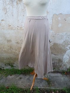 "Vintage 1980 mid length supple jersey beige flared skirt . There is an elastic at the waist . There is a slot at one side . Label : Astuces PARIS Material : 100% viscosa Fit to an S Lenght : 38.5 \" ( 98 cm) Waist : from 24.4 \" to 31.4 \" ( from 62 cm to 80 cm) Hips : 47.2 \"( 120 cm) Nice condition" French Victorian, French Stripes, Bib Collar, Wool Pencil Skirt, Flared Skirt, Embroidered Blouse, Black Wool, Flare Skirt, Mid Length