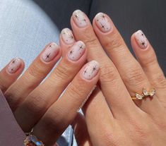 Simple Nails Pattern, Minimal Gel Nail Designs, Structured Manicure Ideas Short Nails, Nails With Minimal Design, Winter 2023 Nail Trends, Minimal Nail Ideas, Anniversary Nails, Do It Yourself Nails, Minimal Nail