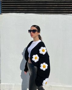 -Handmade -Free Shipping -Crop -Chunky -Custom Gift - Knitted Daisy Cardiga For Women,Smiley Cardigan,Smile Face Daisy,Handmade Knit Happy Face Shaped Cardigan,Crop Chunky Sweater,Big Flower Daisy Smiley Face Cardigan, Cropped Cardigan Outfit, Crochet Cropped Cardigan, Big Cardigan, Daisy Cardigan, Flower Cardigan, Cardigan For Women, Flower Daisy, Cardigan Crop