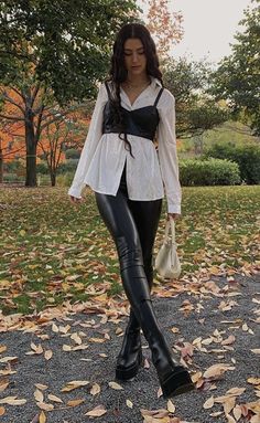 Funny Fashion, Trendy Fashion Tops, Fashion Statements, Paris Outfits, Simple Trendy Outfits, Autumn Outfit, Casual Style Outfits