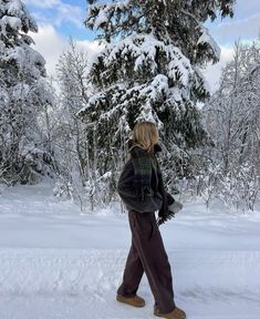 #snowoutfit #winteroutfit #comfystyle #comfywinter Winter Ig Pictures Aesthetic, Canadian Outfit Winter, Boulder Colorado Outfits, Snow Trip Aesthetic, Cozy Winter Aesthetic Outfits, Ig Inspo Pics Winter, Snow Pics Instagram, Winter Ig Pictures, Canadian Winter Outfits