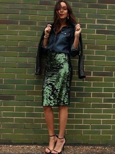 Purple Skirt Outfit, Green Sequin Skirt, Sequin Outfit, Moda Chic, Green Sequins, Outfits Casuales