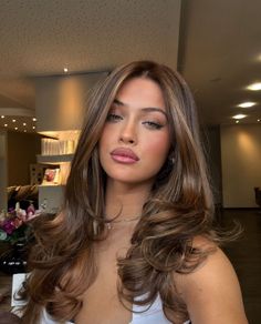 Honey Blonde Hair For Brunettes, Hair Inspo Caramel Highlights, Face Frame Highlights Brown Hair, Blowout Homecoming Hair, Hair Color For Wavy Hair Highlights, Highlights With Red Undertones, Hair Inspo Brunette Balayage, Hair Inspo For Latinas, Honey Brown Caramel Hair