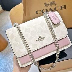 Cute Bags Designer, Crossbody Purse Outfit, Purse Aesthetic, Pink Bags, My Style Bags, Dream Gift