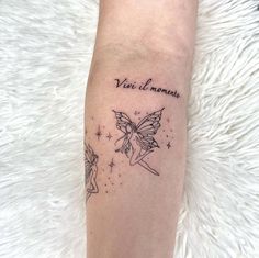 a woman's leg with a tattoo on it that says, viei l'moments