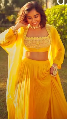 Haldi Dress Ideas, Haldi Outfit For Bride, Mehandi Outfits, Chiffon Lehenga, Haldi Ceremony Outfit, Haldi Dress, Ridhi Mehra, Haldi Outfits, Haldi Outfit