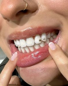 Tyla Artist Tooth Gem, Star Tooth Gems Ideas, Tooth Gems Star, Basic Tooth Gem Ideas, Gold Tooth Gem, Toothgems Ideas, Tooth Gems Black Women, Gems On Teeth, Simple Tooth Gems