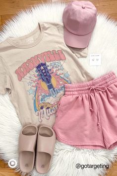 Keep it fun & comfy with oversized graphic tees & shorts in spring pastels for summer outfits. These are so cute & casual, anything but basic. Preppy Summer Outfits, Outfit Inspo Summer, Lazy Day Outfits, Baddie Outfits Casual, Cute Simple Outfits