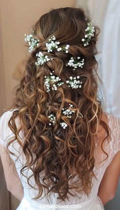 This half-up, half-down style features soft, cascading curls adorned with sprigs of baby's breath. The upper section of hair is gently pulled back, creating a subtle lift and adding volume. The overall effect is both elegant and effortless, making it a versatile choice for various formal occasions. Bride Hairstyle For Curly Hair, Medium Curly Wedding Hair, Bride Hairstyles Curly Hair Down, Curly Wedding Hair With Flowers, Long Curly Hair Bridal Hairstyles, Curly Bridal Hair Half Up, Wedding Hair Curly Half Up, Prom Hair Naturally Curly, Natural Curl Bridal Hair