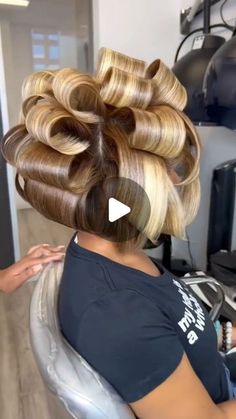 18K likes, 397 comments - behindthechair_com on June 29, 2022: "* TIME FOR A #btcReelQuickie by @dahairwiz 🤤🤤🤤 ... ALWAYS SOOOO SATISFYING Kayla! 👊🏾💥 #BEHINDTHECHAIR #btcdahairwiz #HairReels #btcquickie #curlyhairgoals #naturalhair #naturaltexture #naturallyshesdope #hairvideos #silkpress #bobs". Amazing Haircuts For Women, Black Women Bobs Natural Hair, Black Womens Bob Hairstyles, Short Bob Hairstyles On Black Women, Curling Short Bob Black Women, Bobs For Black Women Natural, Long Natural Bob Black Women, Short Natural Black Women Hairstyles, Even Bob Black Women