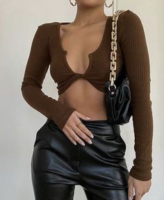 Image about fashion in #look by 𝓛𝓞𝓞𝓚𝓑𝓞𝓞𝓚 on We Heart It Brown Top Outfit, Mode Poses, Fest Outfits, Feed Insta, Fashion Vibes, Neue Outfits, Brown Outfit, Top Outfit, 2021 Fashion