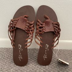 Roxy Flip Flop Sandals Women’s Size 7 Horacha Style Woven Leather Uppers Brand New With Tag - Never Worn! Brown Synthetic Flip Flops For Vacation, Brown Synthetic Toe Post Flip Flops, Summer Brown Flat Flip Flops, Brown Synthetic Flip Flops For Beach, Adjustable Brown Flip Flops For Beach, Brown Textured Flip Flops For Beach, Brown Synthetic Flat Flip Flops, Adjustable Brown Flat Flip Flops, Summer Synthetic Flip Flops For Day Out