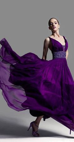 Moda ultravioleta - cor pantone 2018 - vestido Purple Gowns, Glamorous Dresses, Mauve Dress, All Things Purple, Beautiful Inside And Out, Bournemouth, Red Outfit, Gold Fashion, Uk News