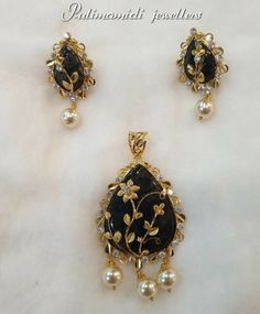 Necklace And Earing, Stone Gold Necklace, Gold Pendent, Gold Jewelry Outfits, Black Beads Mangalsutra Design, Gold Jewelry Simple Necklace, Gold Bridal Jewellery Sets, Antique Bridal Jewelry, Gold Pendant Jewelry