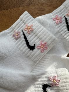 Hand Embroidered Pink Daisy Socks nike Authentic - Etsy Nike Sock Embroidery Ideas, Embroidery Designs Shoes, Embroidery Nike Socks, Nike Sock Embroidery, Spring Cotton Socks Gift, Cotton Socks For Spring Gift, Spring Gift Cotton Socks, Embroidered Socks Diy, Embroided Socks