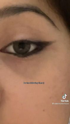 Easy Eye Makeup Without Eyeliner, Emo Makeup Brown Eyes, How To Blend Eyeliner, Black Theme Makeup, Only Eyeliner Makeup, Grunge Makeup No Lashes, Simple Grunge Eyeliner, Grunge Makeup Y2k, Marlene Mckinnon Makeup