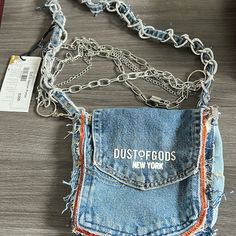 Very Cool One Of A Kind Dust Of Gods New York Denim Purse With Chains. Interior Is A Red Bandana. This Is A Brand Worn By Many Celebrities. Hard To Find. Upcycle Purses Ideas, Jean Pocket Purse, Dust Of Gods, Fashion Workshop, Upcycle Denim, Denim Clutch Bags, Blue Jean Purses, Upcycled Purse, Upcycle Design