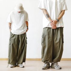 These Men's Casual Baggy Wide-Leg Cropped Pants with any ensemble because of their subtle yet trendy look. These pants are the definition of easygoing style and a must-have addition to any fashion-conscious person's wardrobe, whether you're relaxing at home. The sweatpants elevate your casual ensemble by adding the perfect balance of style and coziness. Specifications: Applicable Season: Four Seasons Applicable Scene: Casual Fabric Type: Canvas Closure Type: Elastic Waist Decoration: Pockets Fro Mens Wide Leg Trousers, Cropped Pants Men, Cargo Pants Style, Style Cargo Pants, Casual Pants Style, Pants Baggy, Baggy Cargo Pants, Style Cargo, Safari Style