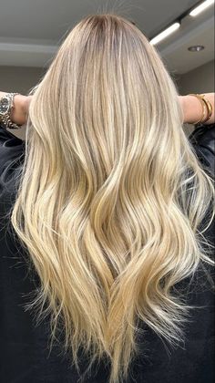 Hairstyle Hacks for Every Occasion: School, Work, Party, and Beyond California Blonde Hair Sun Kissed, Natural Looking Blonde, Side Braids For Long Hair, Blonde Hair Tips, Different Hair Lengths, Hair Tips And Tricks, Hairstyle Hacks, Hair Refresh, Hair Color Pictures