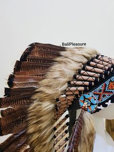 Indian Hat, Native American Feathers, Festival Costume, Indian Headdress, Summer Purses, Turkey Feathers, Festival Costumes, Feather Hat, Rattan Bag