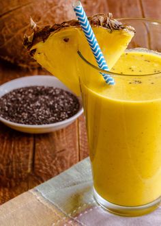 Turmeric Smoothie, Smoothie Detox, Pineapple Smoothie, Juicing For Health, Good Smoothies, Inflammatory Foods, Smoothie Drinks, Detox Smoothie, Fruit Smoothies