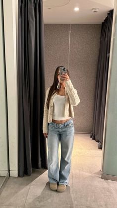 Cute Winter Outfit With Jeans, Basic But Elevated Outfits, Pretty Basic Outfits, Cute Bday Outfits For School, Outfit With Ugg Lowmel, My Outfit Online, Winter Outfit Basics, Cold Outfit Ideas For School, 51 Degree Weather Outfit