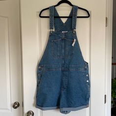 Medium Blue Wash Old Navy Slouchy Straight Overalls. 3 1/2” Inseam. Jean Short Overalls, Short Overalls, Jean Short, Jean Overalls, Old Navy Jeans, Navy Jeans, Overall Shorts, Stretch Jeans, Medium Blue