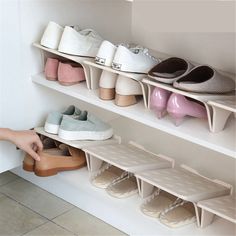 there are many shoes that are on the shelves