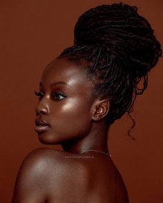 Pelo Afro, Dark Skin Beauty, Studio Photoshoot, Brown Background, Dark Skin Women, 인물 사진, Hair And Makeup, Black Is Beautiful