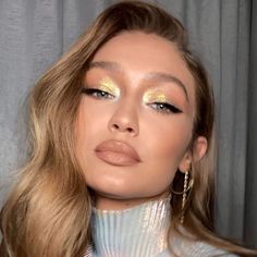 Gigi Hadid Makeup, Christmas Party Makeup, Classic Makeup Looks, Xmas Makeup, Golden Eye Makeup, Makeup Looks For Green Eyes, New Year's Makeup, New Years Eve Makeup