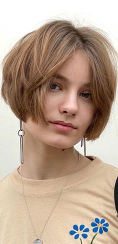 Short Layered Hair With Bangs, Short Layered Hair, Hairstyle Bangs, Blonde Hair Tan Skin, Hair Tan Skin, Tan Skin Blonde Hair, Layered Haircuts With Bangs, Layered Hair With Bangs