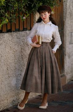 Rich Mom Fashion, Librarian Aesthetic Outfit Vintage, Vintage Clothing Outfits, Vintage Clothing Styles Retro, Womens Skirt Suit, Vintage Outfit Ideas For Women, 1950s Fall Fashion, Vintage Full Skirt With Buttons, 70s Business Woman