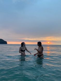 beach summer friend photo ideas cornwall sea aesthetic sunset vibes Beach Day Friends, Friendship Beach Pictures, Best Friends At The Beach, Beach Cornwall, Beach Days With Friends, Best Friends Holiday, Friends Beach Photos, Sunset Friends