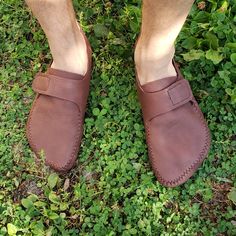 Runners Moccasins With Velcro Moccasin Ankle Boots, Medieval Boots, Boots Diy, Handmade Moccasins, Barefoot Boots, Make Shoes, Leather Kits, Shoes Pattern, Shoe Ideas