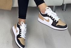 Ladies Sneakers, Sneaker Outfits, Casual Luxe, Nike Fashion Shoes, Chic Sneakers, Sneaker Lovers, Tenis Nike, Classy Shoes, Cute Sneakers