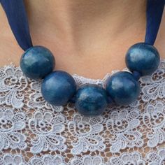 Need to add some color to your outfits? You can make 5 necklaces in 5 minutes for under 5 dollars with this easy tutorial. Enjoy! Wood Beads Jewelry, Beaded Necklace Tutorial, Floating Diamond Necklace, Chunky Bead Necklaces, Trendy Jewerly, Floating Necklace, Jewerly Making, Necklace Tutorial, Dainty Pendant