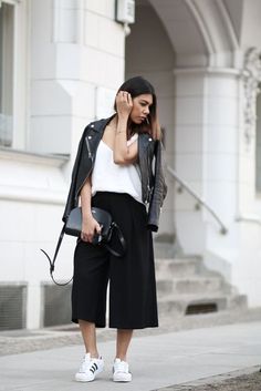 How To Wear Culottes, Culottes Outfit, Outfits With Sneakers, Black Culottes, Culotte Style, Zara Leather Jacket, Black And White Outfits, Perfect Spring Outfit, Stylish Fall Outfits