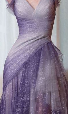 Shimmery Gown, Robes Glamour, Shimmery Dress, Mode Tips, Prom Dress Inspiration, Pretty Prom Dresses, Starry Night Sky, Fairytale Dress, Dreamy Dress