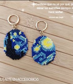 two keychains made out of legos are sitting on a wooden table with the words, cochese que se por