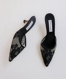 Lace Kitten Heels, Vintage Manolo Blahnik, Manolo Blahnik Kitten Heels, Vintage Online Shop, Black Lace Heels, Second Hand Fashion, Hand Fashion, Jeans With Heels, Shoe Wishlist