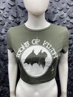 This is an official Icons of Filth cropped forest green screen printed short sleeved top.This has the Icons Image screen printed on the front. 57% Cotton/ 38% polyester/ 5% spandexThese are handmade screenprinted and slightly vary from the photo. Please feel free to email me any questions. Thanks for looking.I do not do exchanges and I do not take returns unless the item is damaged. I thoroughly check each item before it is shipped out. Punk Style Crew Neck Crop Top For Spring, Grunge Short Sleeve Crop Top For Spring, Spring Punk Crop Top With Crew Neck, Casual Crop Top For Alternative Fashion, Spring Punk Style Crew Neck Crop Top, Green Short Sleeve Top For Concert, Alternative Short Sleeve Top For Concert, Spring Punk Style Short Sleeve Crop Top, Green Summer Concert Tops