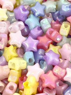 there are many different colors of star beads