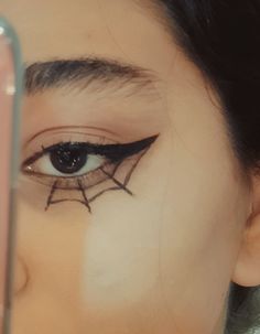 Spider Wed Eye Makeup Easy, Simple Cute Halloween Makeup Looks, Halloween Makeup Easy Spider Web, Halloween Makeup Eyeliner Only, Witches Eye Makeup, Spider Liner Makeup, Halloween Witch Eyeliner, Halloween Simple Eye Makeup, Spider Eyeliner Easy