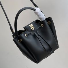 B's pure original new portable single-shoulder cross-body bucket bag, made of imported selected Italian tanned calfskin, the leather is soft and shiny, with clear grain, and feels very comfortable. The overall look is very high-end, and the front is decorated with Thomas Burberry's exclusive gold hardware Logo, very low-key and iconic. Drawstring and magnetic snap closure, very convenient. It is very suitable to carry it by the top fixed handle, or carry it by the detachable shoulder strap, free Plaid Backpack, Rucksack Backpack, Lv Purse, Lv Shoes, Lv Belt, Lv Wallet, Burberry Women, Blue Backpack, Lv Handbags