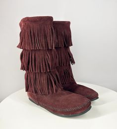 Beautiful suede leather fringe boots by brand Minnetonka in maroon brown. Size: EUR 41 / UK 8 / US 10 Length of insole: 10.24 inches (26 cm) Very good vintage condition The brand was founded in Minneapolis, Minnesota in 1946 and is best known for their high quality boots and moccasins. ''In the 1960s Minnetonka gained a following among hippies. Hippies redefined American identity through individuality, and through style choices that made a statement -- like wearing Minnetonkas.'' Measurements: A Womens Suede Boots, High Quality Boots, Boho Boots, Fringe Boots, Minneapolis Minnesota, Leather Fringe, Pocahontas, Hand Picked, Boot Shoes Women