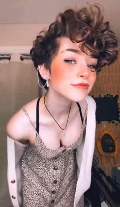 Trans Women Reference, Queer Curly Hair, Trans Male Face Claim, Androgynous Curly Hair, Trans Girls Be Like, Genderqueer Fashion, Trashy Outfits, Aesthetic Hoodie, Portrait Photography Women