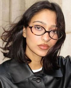 “👓 Elevate Your Style with the Right Glasses 👓” Glasses aren’t just functional—they’re a fashion accessory that can transform your entire look. Whether you prefer bold frames or timeless classics, here are four types of glasses that are making a statement right now: 1. Tortoise Shell Frames: A timeless classic that adds a touch of sophistication to any outfit. 🐢 2. Statement Glasses: Bold and expressive frames that reflect your unique personality. Perfect for standing out! 🤩 3. Oval Fram... French Glasses Woman, Funky Eyeglasses For Women, 90s Glasses Aesthetic, Cool Glasses Aesthetic, Eyeglasses Outfit, 90s Eyeglasses, Big Eyeglasses, Feminine Glasses, Statement Glasses