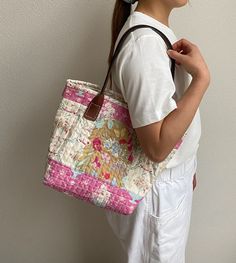 Quilt Bags, Quilted Bags, Quilted Shoulder Bag, Quilted Bag, Vintage Quilts, Fabric Crafts, Purses Crossbody, Pink Floral, Leather Straps